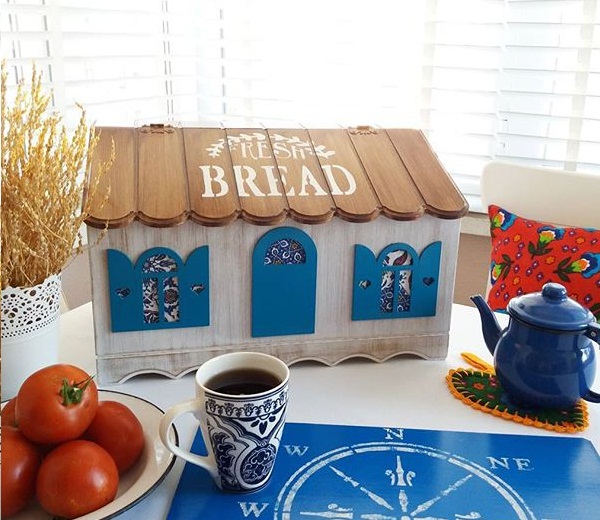 Beyaz Eskitme Mavi Pencereli Ev Ekmeklik