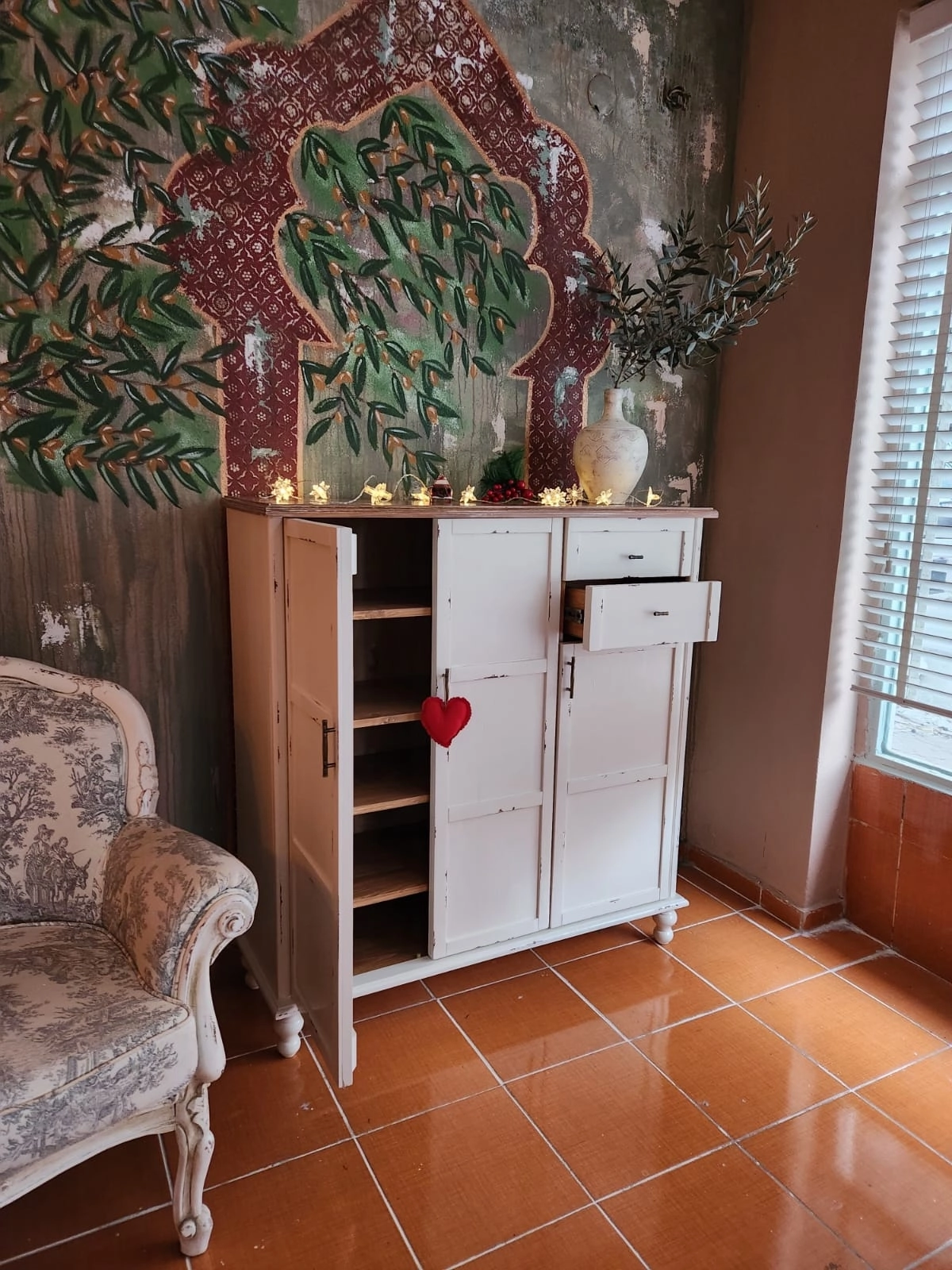 Beyaz Eskitme Ayakkabılık