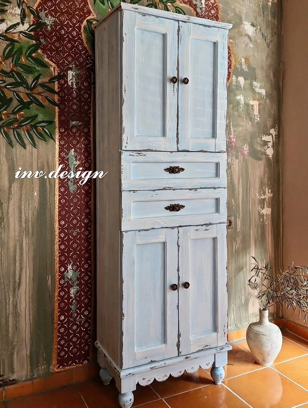 Buz Mavisi-Beyaz Eskitme Havlu Dolabı