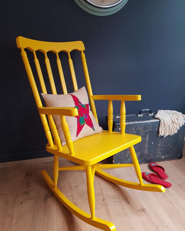 Sarı Sallanan Sandalye