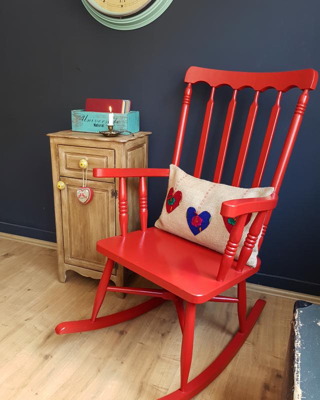 Kırmızı Sallanan Sandalye