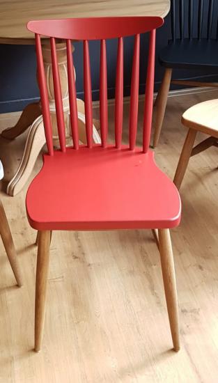 Kırmızı Ahşap Sandalye